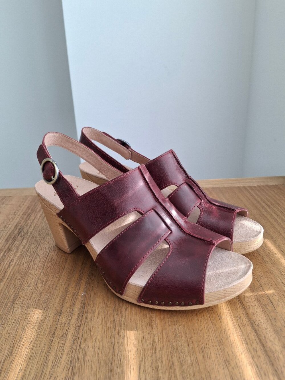 (New) Dansko – Tatiana Pull Up Leather Sandals (Wine) – Women's EU 39